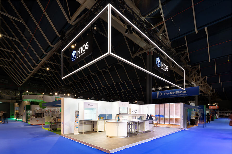 Team Standbouw modulaire beursstand met LED-verlichting en opvallende eyecatcher |professioneel standontwerp en standbouw voor internationale beurzen en zakelijke evenementen