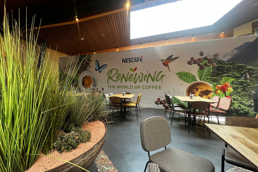 Team Standbouw modulaire eventopstelling met Nescafé branded achterwand, duurzame materialen en flexibele inrichting | hoogwaardige modulaire standbouw voor merkactivaties en live events.