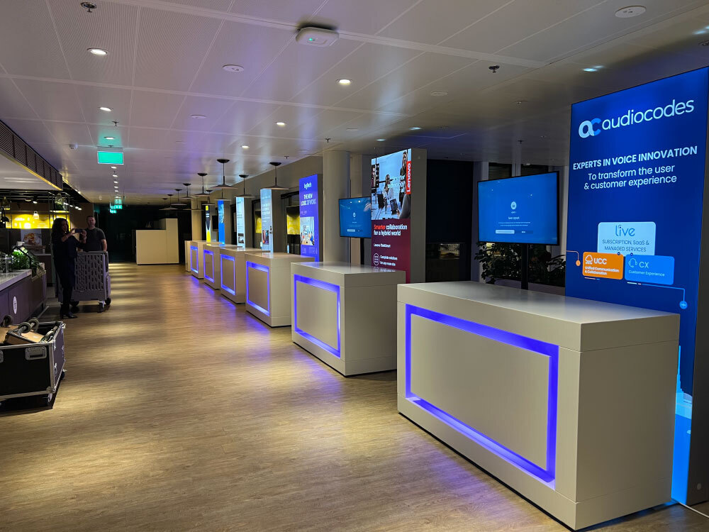 Microsoft event op het hoofdkantoor Schiphol met led-verlichte balies en lichtboxen, gebouwd door Team Standbouw met modulaire, circulaire en duurzame materialen