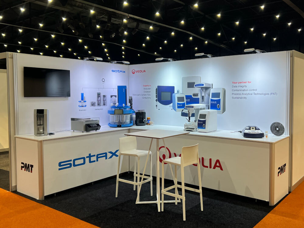 Compacte, duurzame beursstand van PMT Benelux op LabNL met modulaire, circulaire materialen, ontworpen en gebouwd door Team Standbouw.