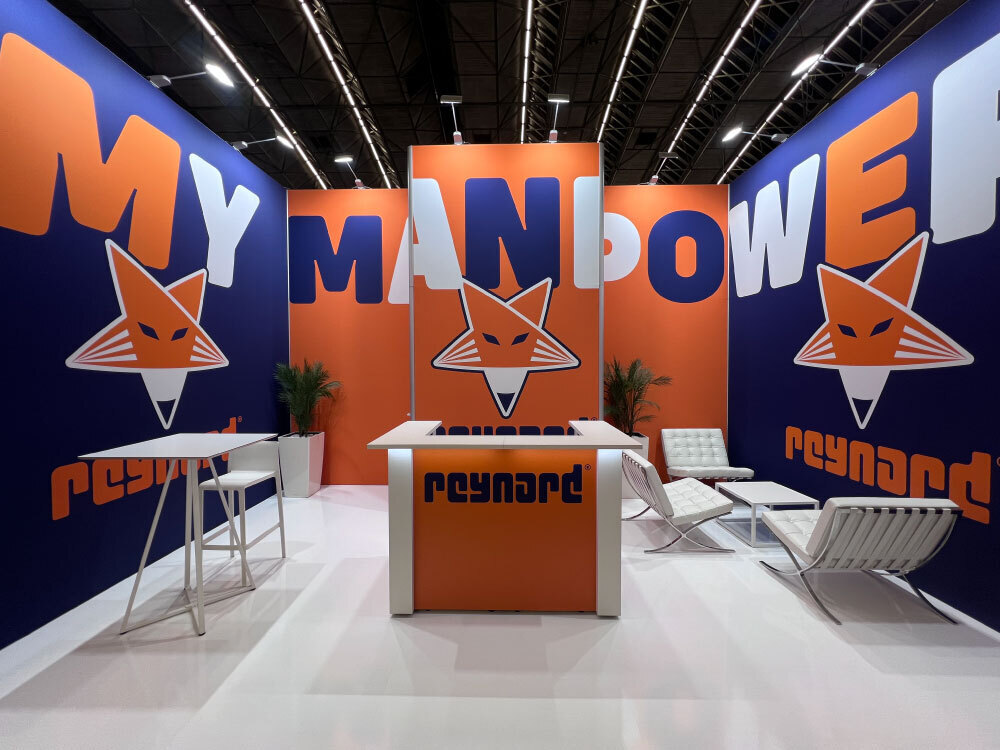 Opvallende Reynard beursstand op de Offshore Energy beurs met baanbrekend design van Paul Postma, gebouwd door Team Standbouw met modulaire, circulaire en duurzame materialen