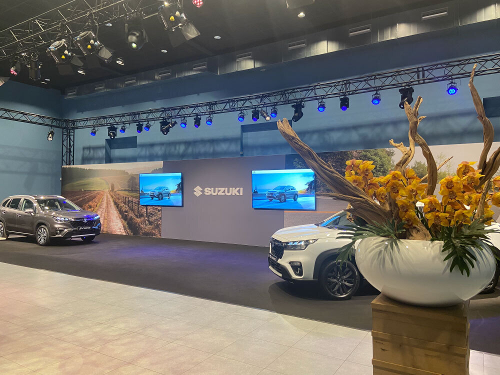Introductie van de nieuwe Suzuki S-Cross in het Louwman Museum, met een 20-meter brede standwand, twee 86-inch schermen en stijlvolle presentatie door Team Standbouw