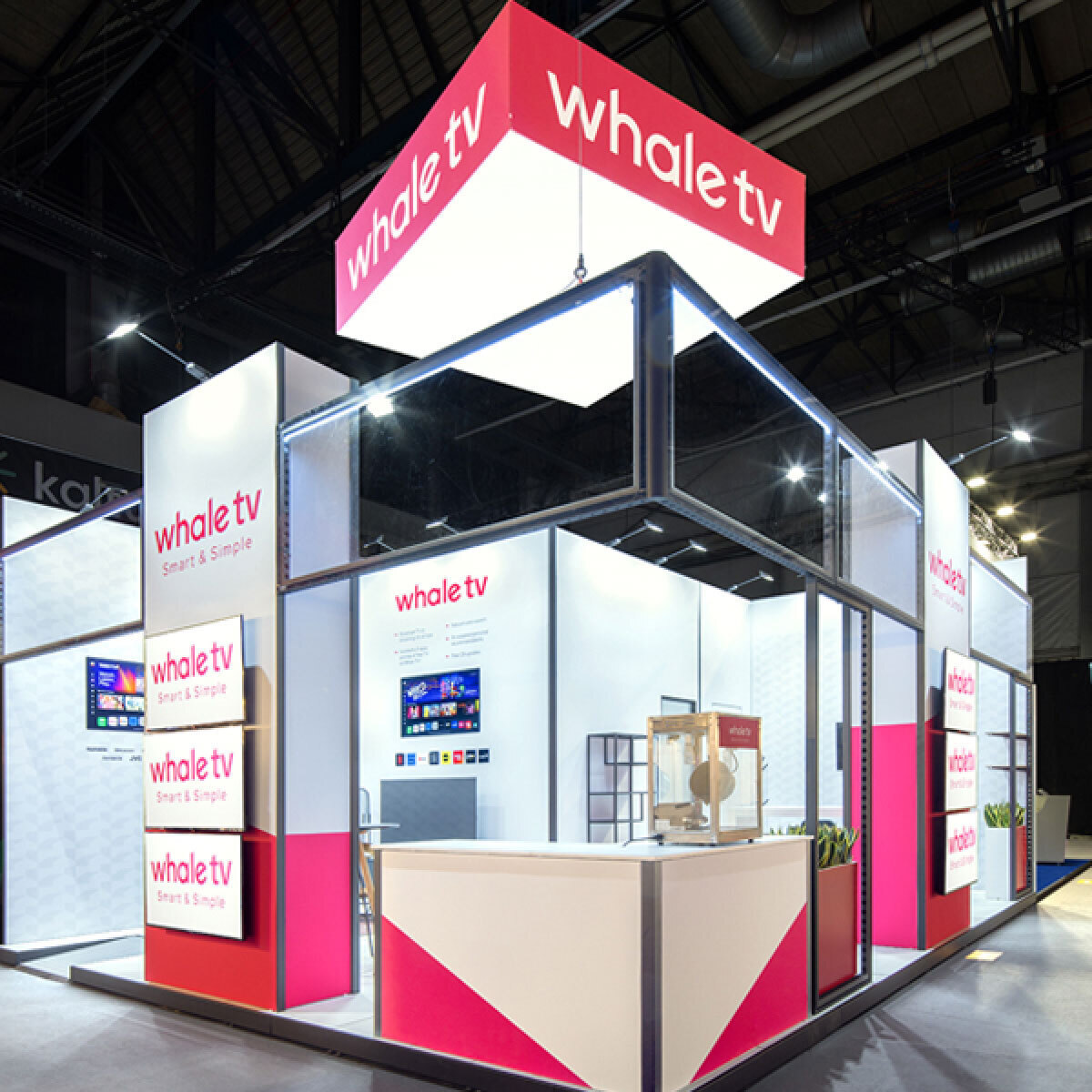 Modulaire en duurzame beursstand van Whale TV op de IBC in Amsterdam, gebouwd door Team Standbouw met circulaire materialen en gehuurd meubilair.