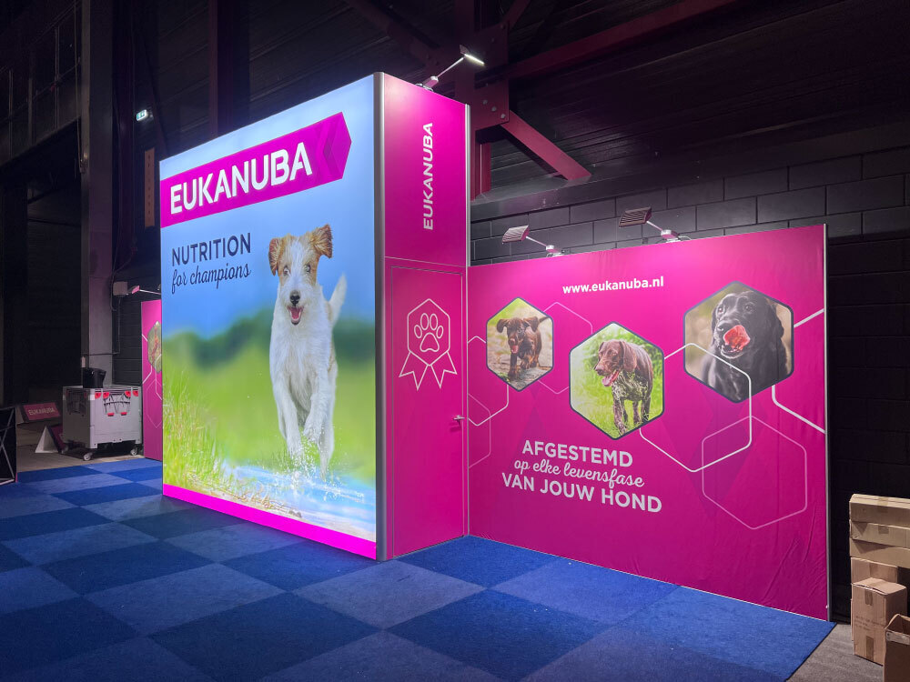 Eukanuba beursstand met geïntegreerde Lightbox, modulair en duurzaam gebouwd door Team Standbouw op diverse hondenshows