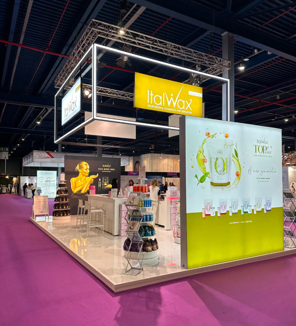 Modulaire beursstand van Italwax op Beauty Trade met Aluvision Constru eyecatcher met led-lijn en Lightboxen, duurzaam gebouwd door Team Standbouw