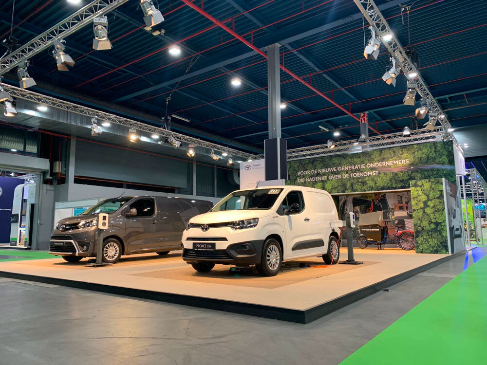 Modulaire beursstand van Toyota Professional op VSK met verstevigde verhoogde vloeren voor elektrische bestelbussen, duurzaam gebouwd door Team Standbouw.