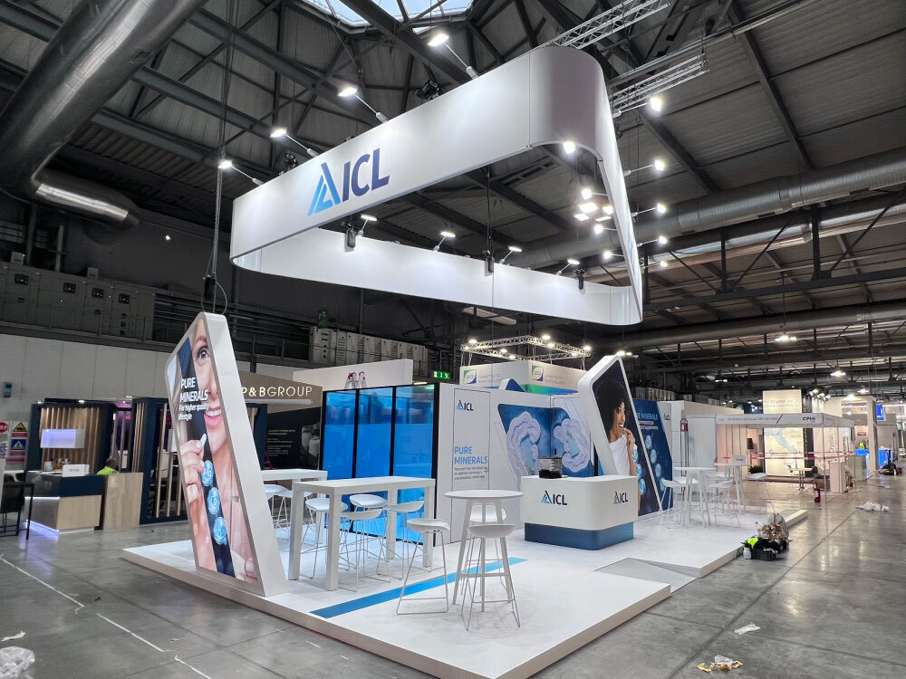 Modulaire beursstand van ICL op CPHI Milaan met schuine lightboxes gebaseerd op Aluvision-profielen, duurzaam gebouwd door Team Standbouw