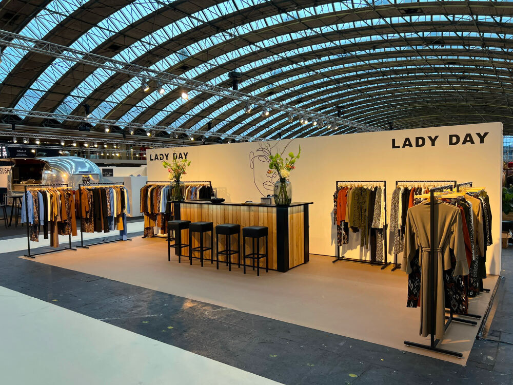 Modulaire en duurzame beursstand van Lady Day op de Modefabriek, ontworpen en gebouwd door Team Standbouw met circulaire beurswanden.